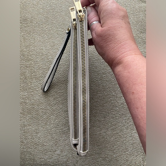 Nanette Lepore Wristlet Zipper Pouch. Lt. Beige. 9 1/2 Wide in.X 5 1/2 in. Tall. - Picture 9 of 12